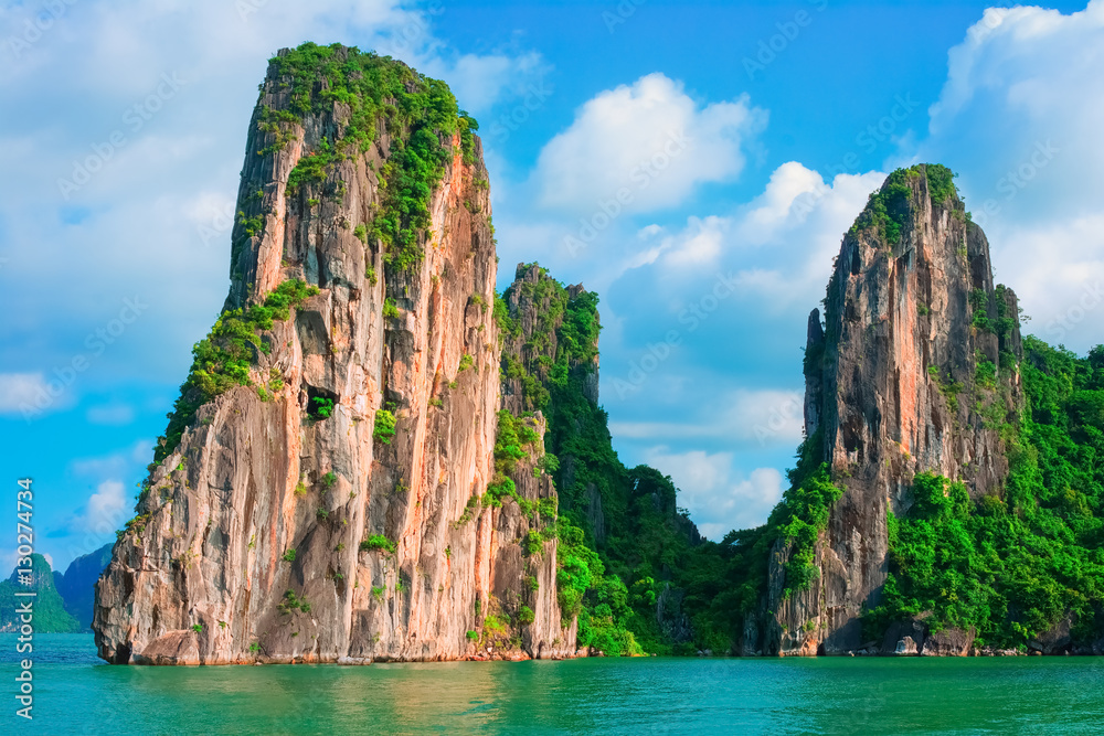Scenic view of rock island in Halong Bay, Vietnam, Southeast Asia. UNESCO  World Heritage Site. Mountain islands at Ha Long Bay. Beautiful landscape  Popular asian landmark famous destination of Vietnam фотография Stock |