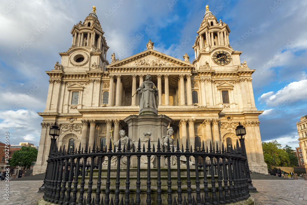 Obraz premium LONDON, ENGLAND - JUNE 17 2016: Amazing view of St. Paul Cathedral in London, Great Britain