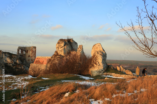 Ruiny zamku w Olsztynie, turyści zimą.