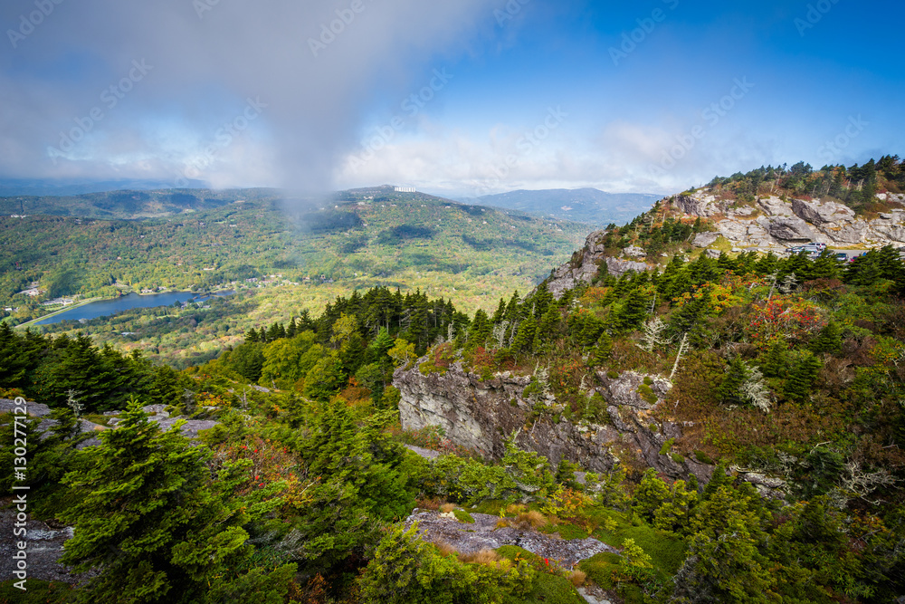 Obraz premium View of the rugged landscape of Grandfather Mountain, near Linvi