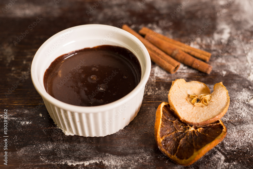 Melted chocolate is a perfect decoration for gingerbread.