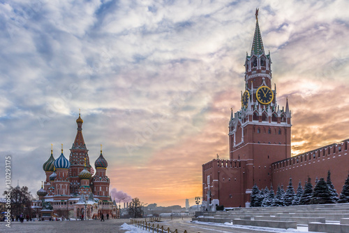 Canvas Print Saint Basil's Cathedral and Spasskaya tower in Red Square and colorful sky at winter morning