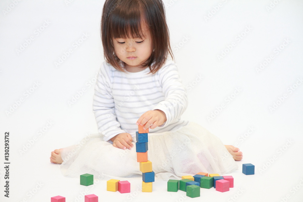 積み木で遊ぶ幼児(2歳児) 積み木で遊ぶ幼児(2歳児)