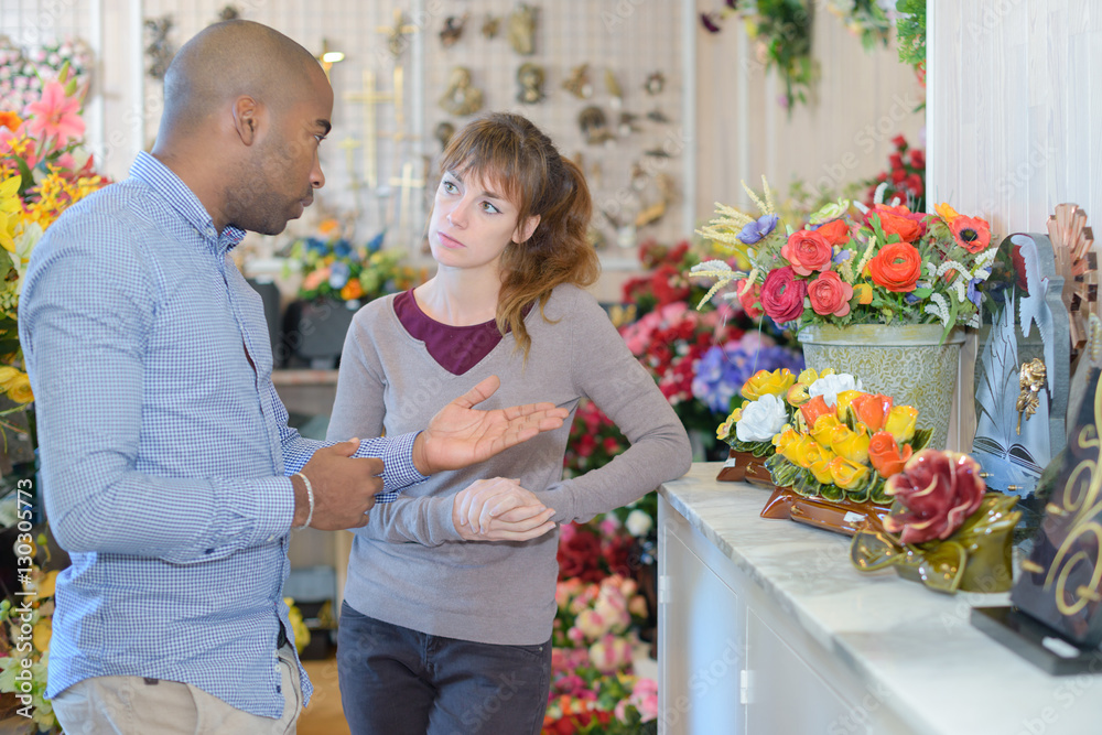 Obraz premium Person choosing funeral flowers