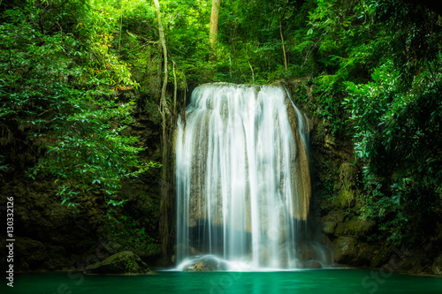 Wodospad Erawan, piękny wodospad w lesie w Parku Narodowym Erawan - Piękny wodospad na rzece Kwai. Kanchanaburi, Tajlandia