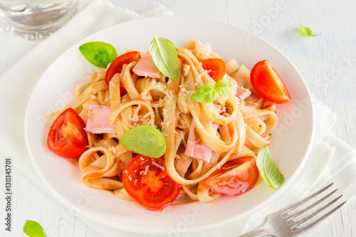 Tagliatelle pasta with ham and tomatoes