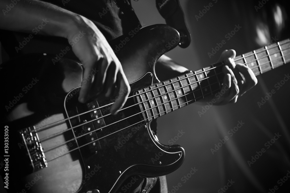Fototapeta premium Zamknij się zdjęcie gitarzysty basowego