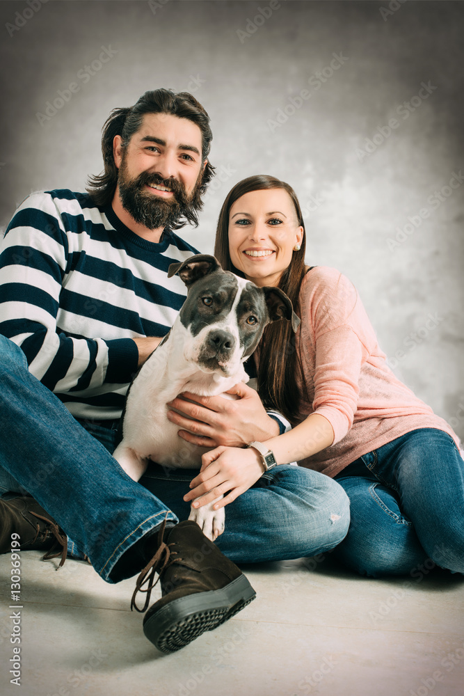 Obraz premium Young couple with their dog