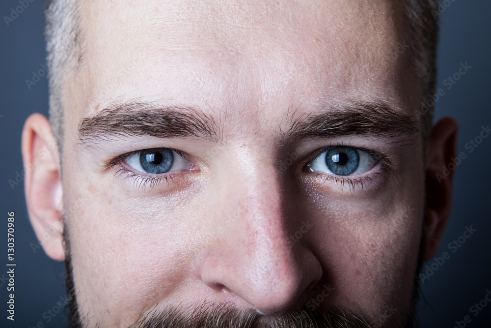 Obraz premium Portret młodego mężczyzny z brodą. Stonowany