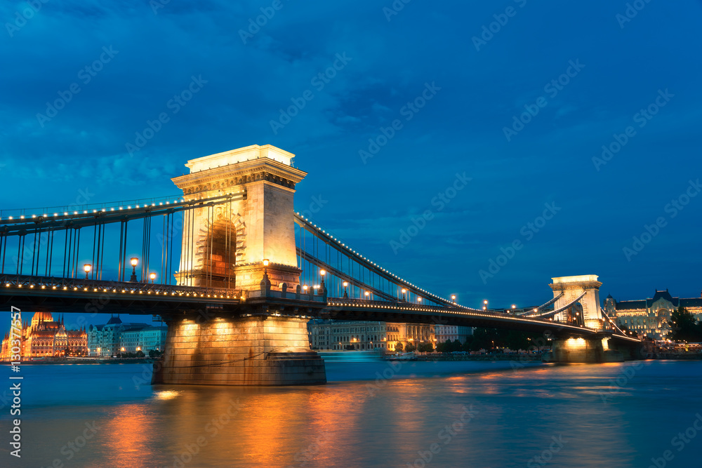 Obraz premium Szechenyi Chain Bridge in Budapest Hungary