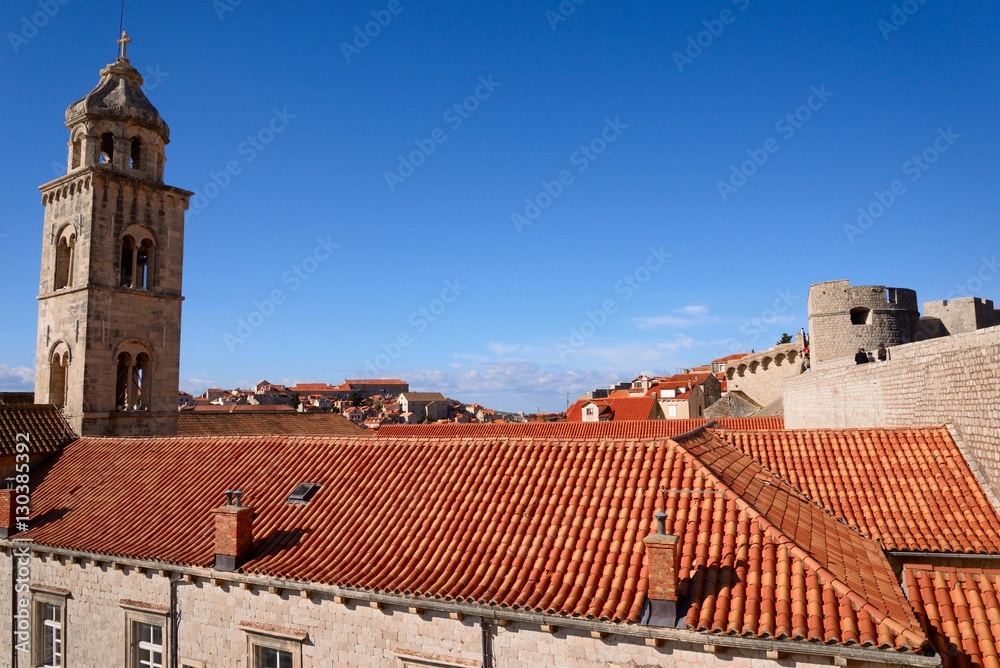 青空とドブロブニク旧市街の修道院の塔
真っ青な空に旧市街の赤茶色の屋根が鮮やかなコントラストを創り出していた。
