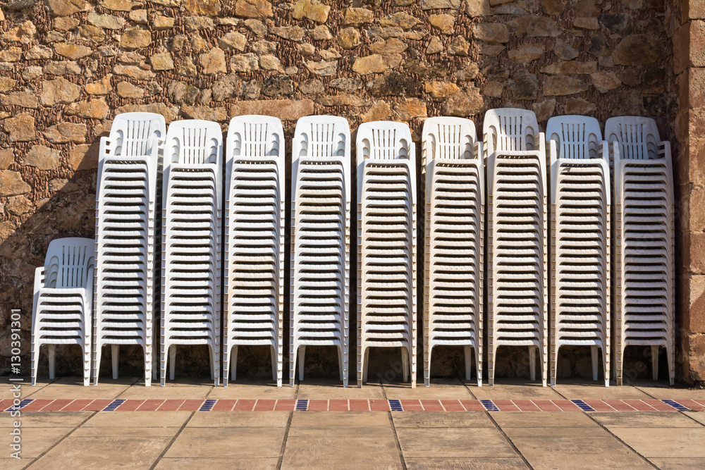 Muchas sillas blancas de plástico serán usadas en la misa. foto de Stock |  Adobe Stock