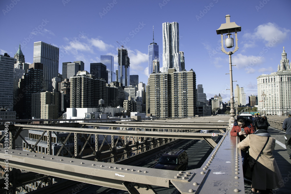Naklejka premium Tourists on Brooklyn Bridge, New York
