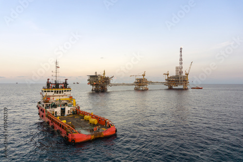 A tug boat performing anchor handling task at oil field © wanfahmy