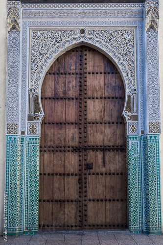 Holztür mit Mosaiken und Ornamenten in Marrakesch Marokko