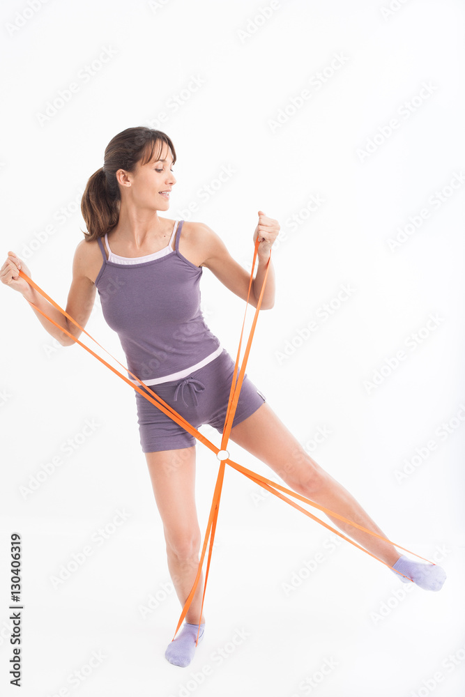 femme souriant qui fait des exercices sportifs avec un élastique femme souriant qui fait des exercices sportifs avec un élastique