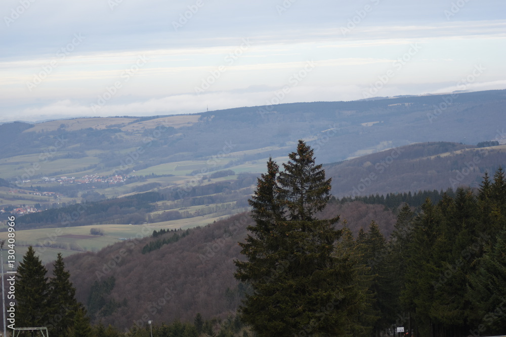 Blick von Berg in bewaldete Täler