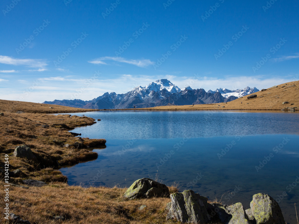 Obraz premium Laghetto di montagna con vista su alte cime - Valmalenco