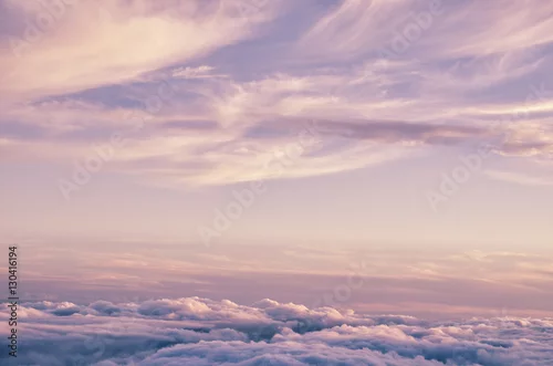 Obraz Abstrakcjonistyczny tło z różowymi, purpurowymi i błękitnymi kolorów chmurami. Zmierzchu niebo nad chmurami. Marzycielskie tło fantasy w delikatnych pastelowych kolorach.