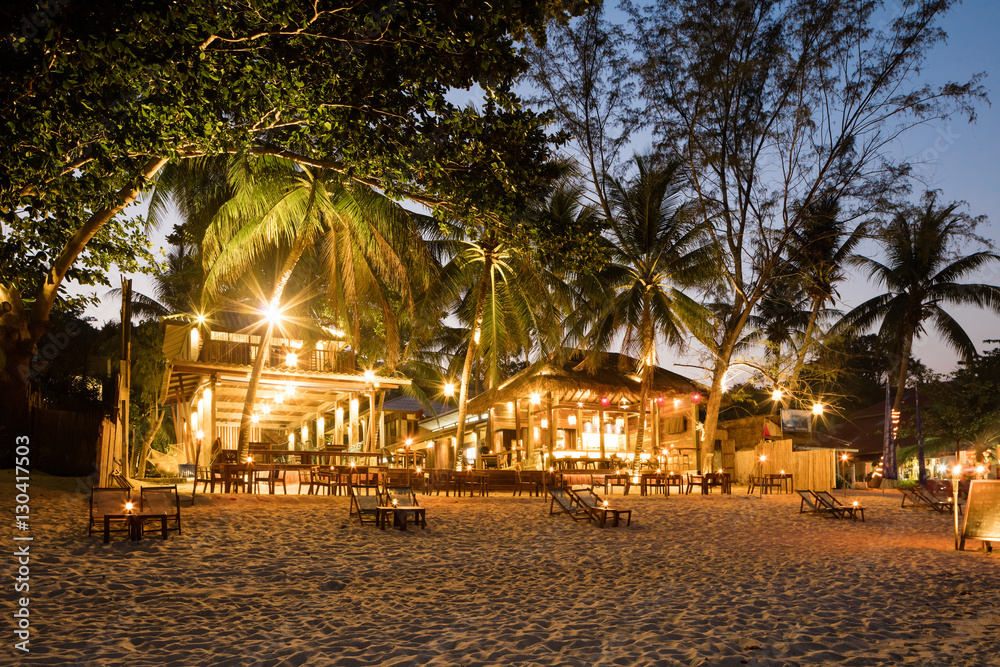 Naklejka premium Evening Phangan beach glowing lights or bars and restaurants