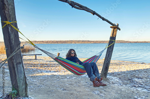Frau in einer H  ngematte am See - Wintercamping