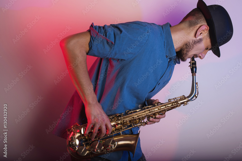 Obraz premium saxophonist playing saxophone 