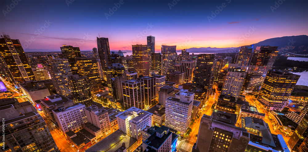 Fototapeta premium Zachód słońca z wieży widokowej Vancouver, Kolumbia Brytyjska, Kanada.