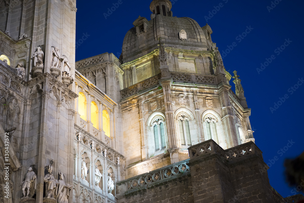 Fototapeta premium Cathedral of toledo at night, beautiful building with big doors
