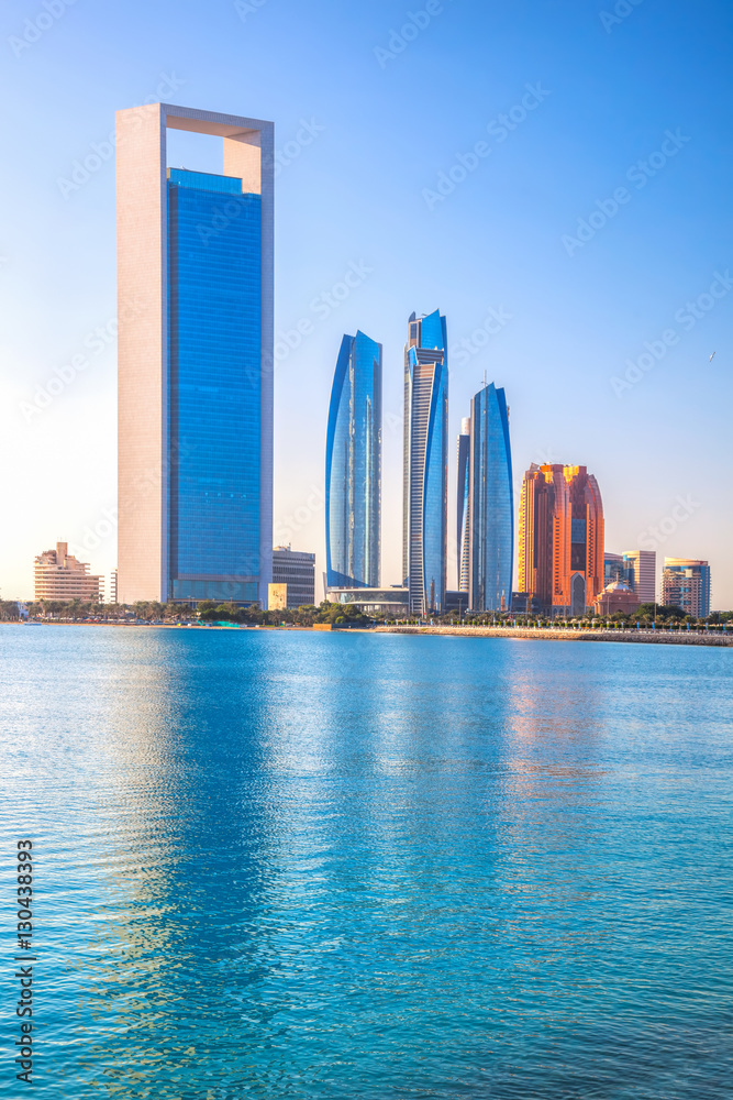 Naklejka premium Wieżowce wieczorem, Abu Zabi, Zjednoczone Emiraty Arabskie