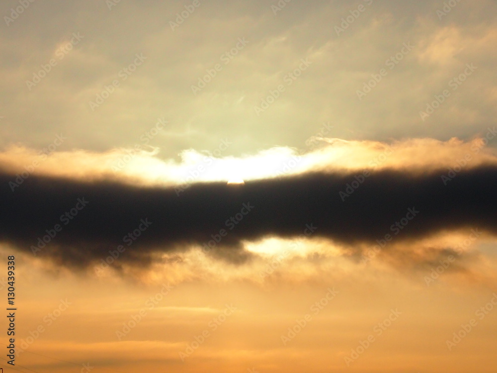 Необычное темное облако в зимнем небе освещено солнцем