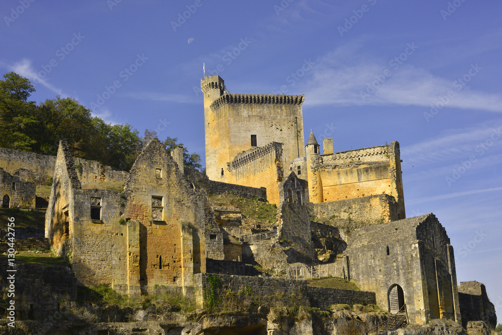 Tours des ruines du château de Commarque (24620 Les Eyzies ),  département de la Dordogne en région Nouvelle-Aquitaine, France, Périgord