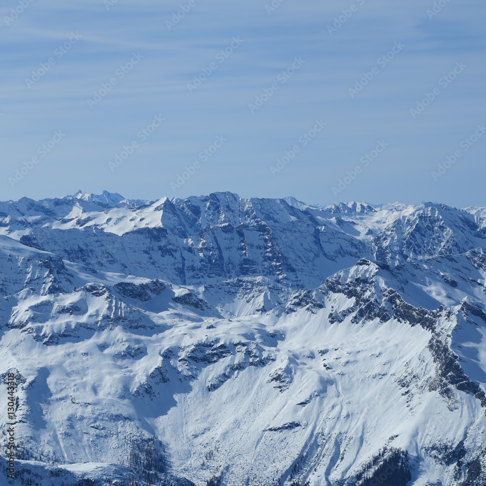 wunderschöne vom Schnee bedeckte Gipfel der Berge Alpen