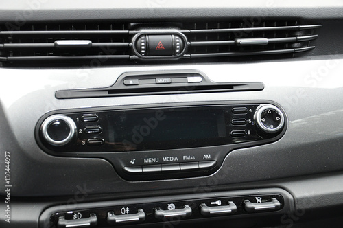 Motoryzacja - radio seryjne (konsola centralna)