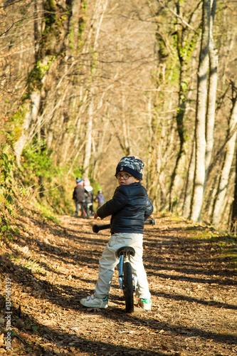 Enfant en vélo en forêt