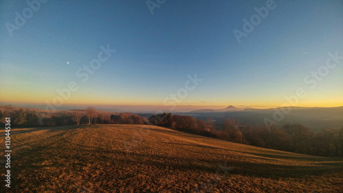 Sch  ner Blick   ber das Hegau zum Sonnenuntergang