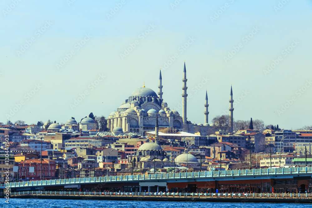 Obraz premium Galata bridge in Istanbul has the important function of connecting two parts of the old town
