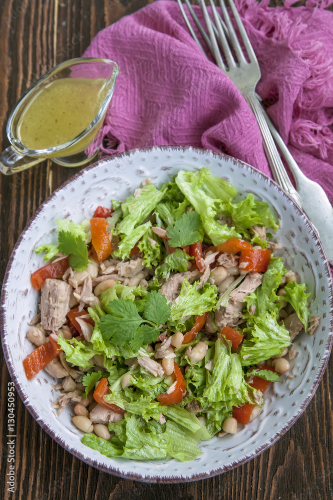 Tuna salad with lettuce, beans and bell pepper Tuna salad with lettuce, beans and bell pepper