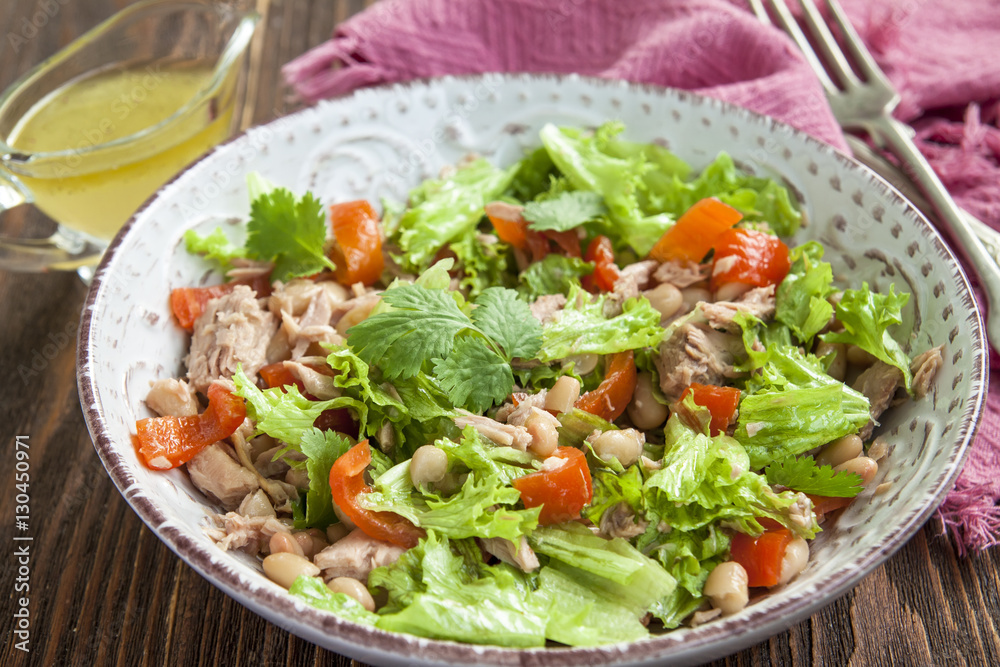 Tuna salad with lettuce, beans and bell pepper Tuna salad with lettuce, beans and bell pepper