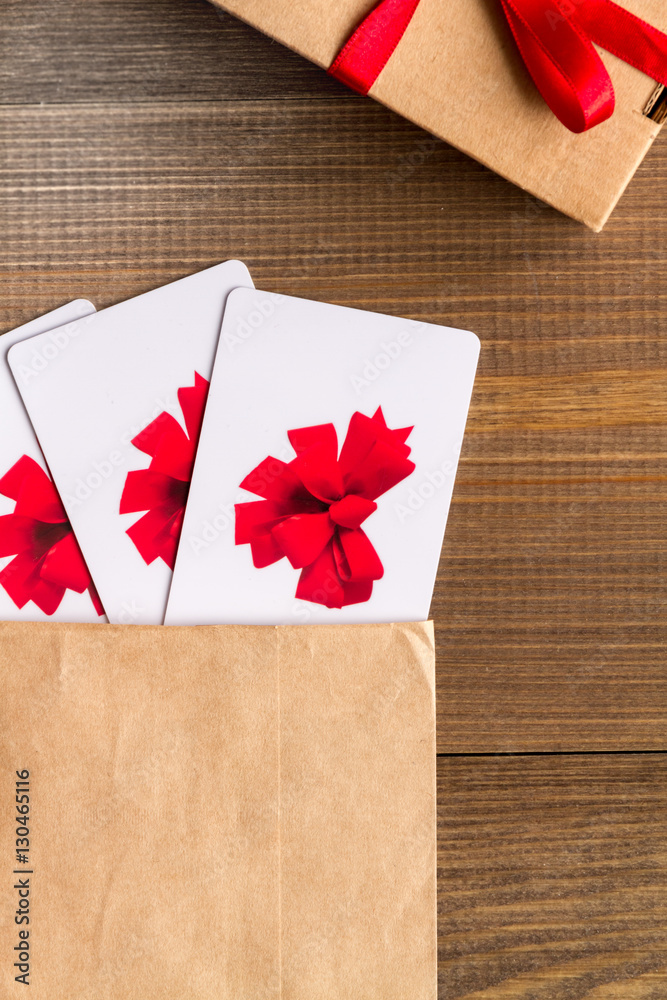 Obraz premium concept of gift cards on wooden background top view