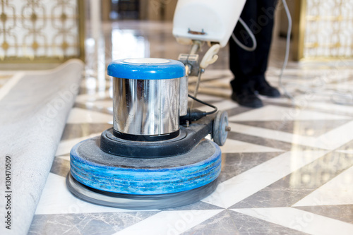Fotografi man polishing marble floor in modern office building