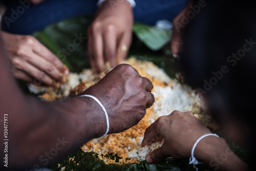 Sri Lanka: family members eating traditional lunch with their hands 