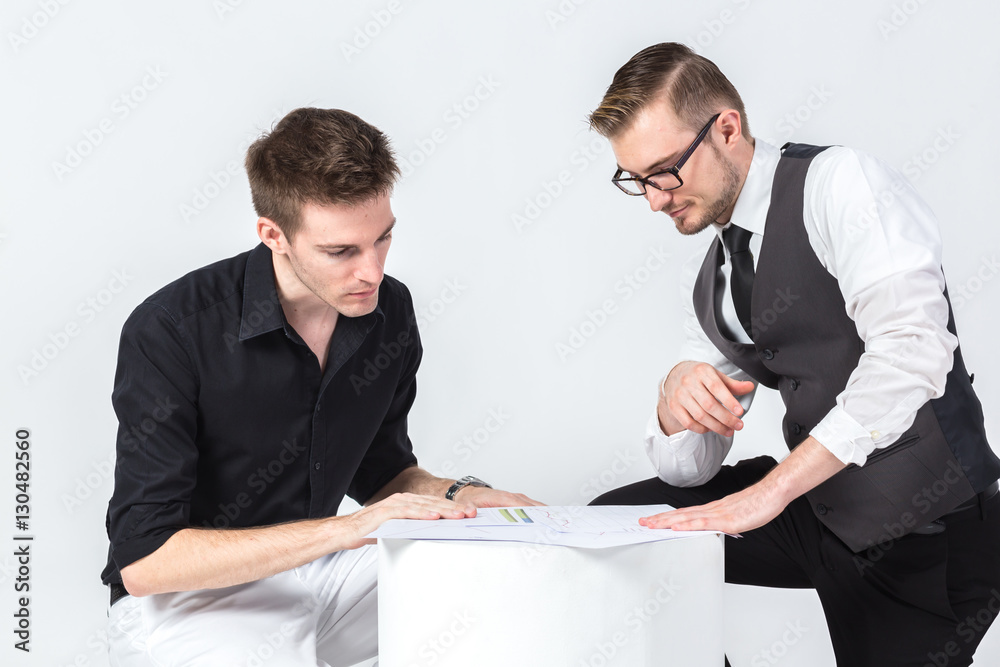 Obraz premium Two successful entrepreneurs interacting at meeting