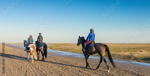 cavalières sur la plage photo