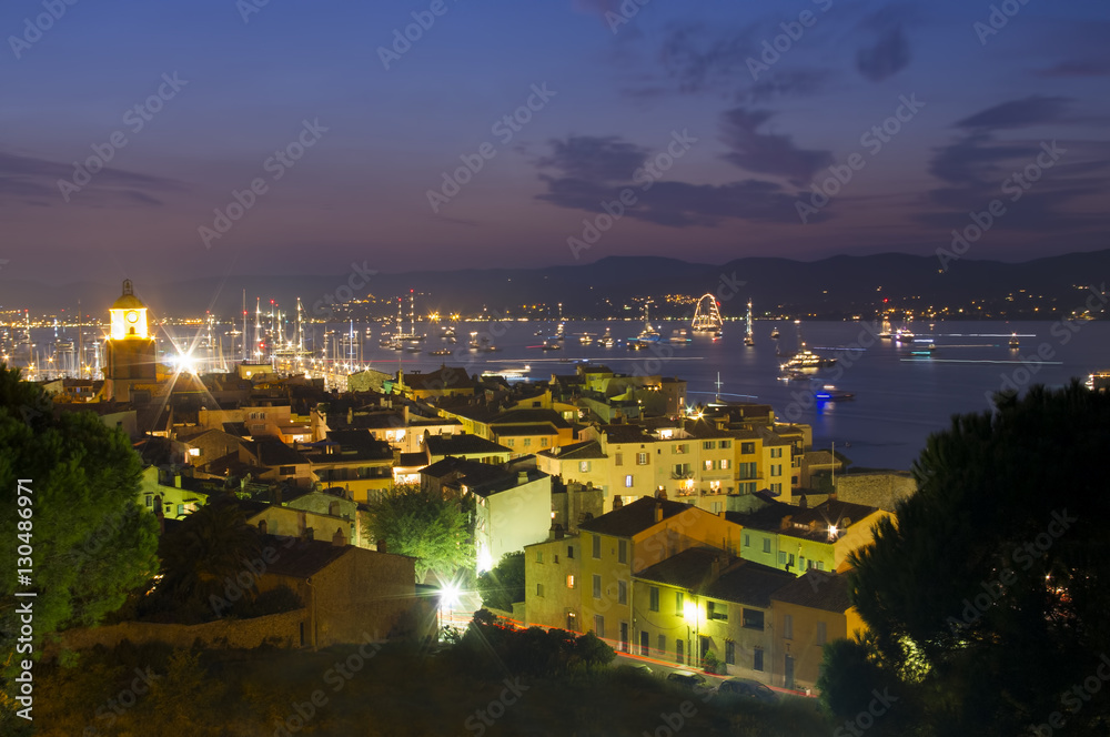 Naklejka premium Saint Tropez city at night