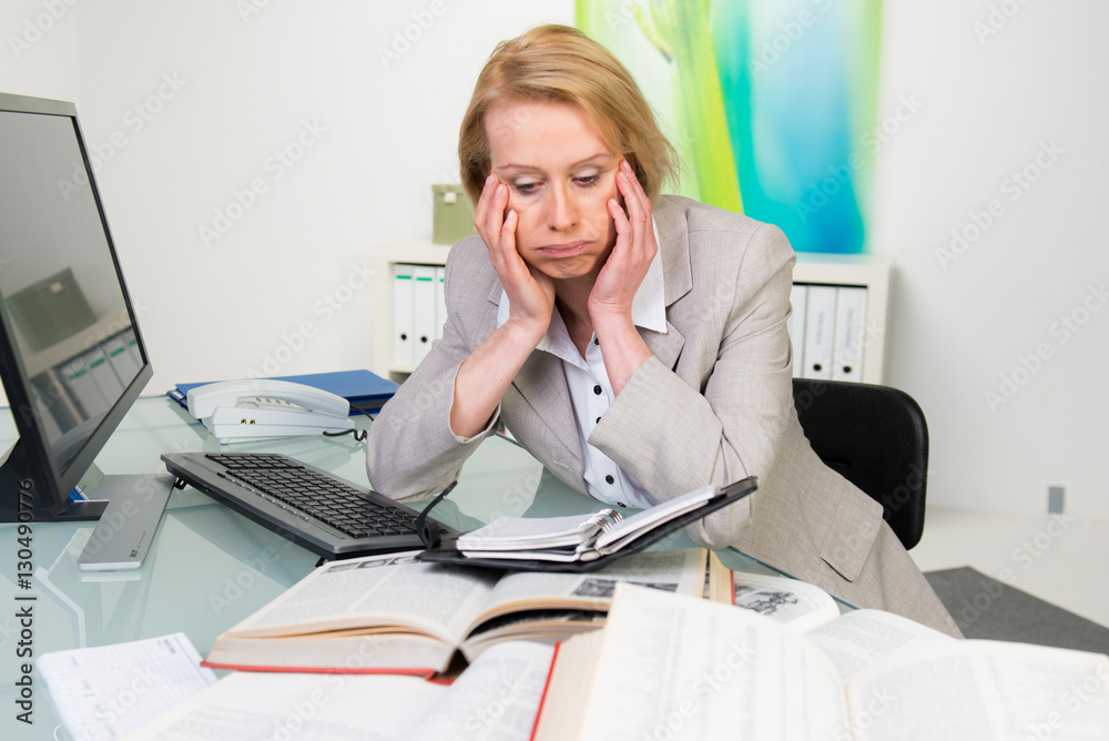 geschäftsfrau ist überfordert mit der arbeit geschäftsfrau ist überfordert mit der arbeit