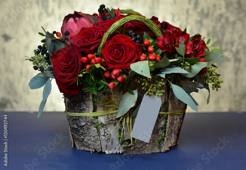 Fototapeta Naklejka Na Ścianę i Meble -  Bouquet of red roses in a box of birch bark