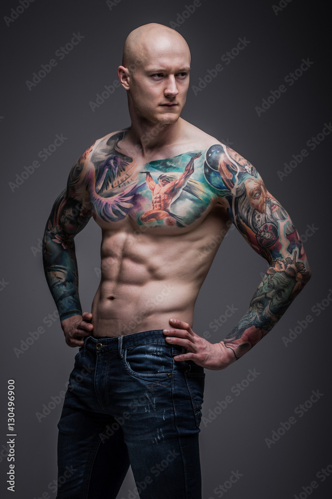 mężczyzna z tatuażem - obrazy, fototapety, plakaty 
