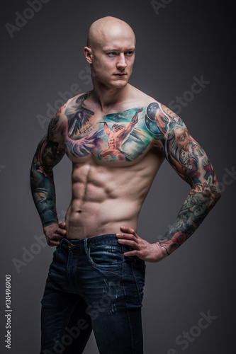 mężczyzna z tatuażem