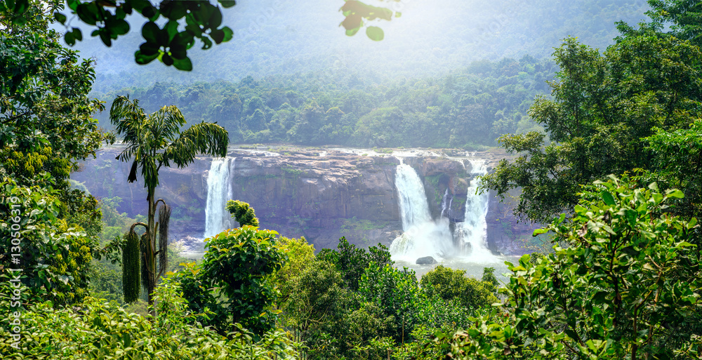 Fototapeta premium Athirappilly spada woda, dzielnica Thrissur, stan Kerala, Indie