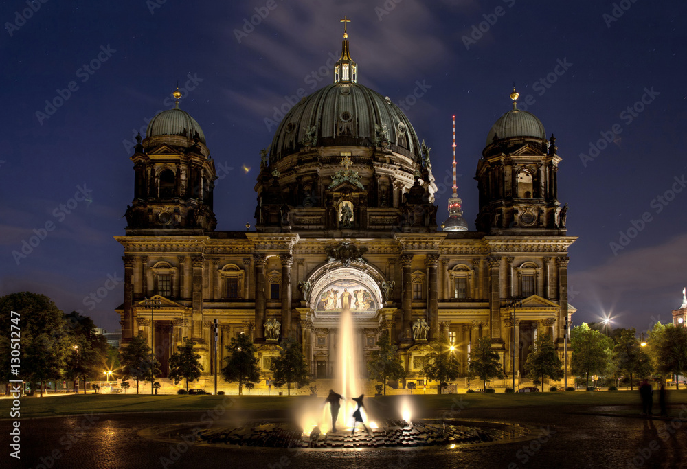 Berliner Dom mit Brunnen bei Nacht